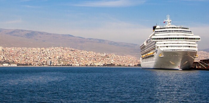 土耳其库萨达西在一艘巨大的游轮上欢迎2460名乘客
