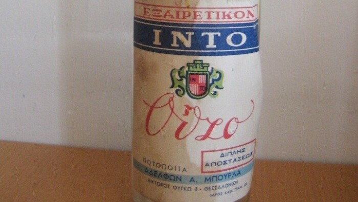 塞萨洛尼基一瓶Ouzo欧佐酒瓶——它与辉瑞首席执行官阿尔伯特·博拉的关系