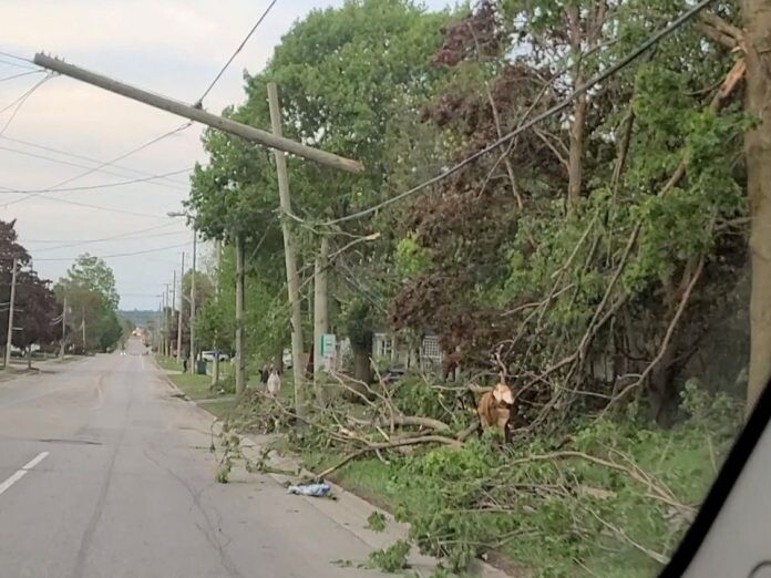 风暴在加拿大造成至少8人死亡，500公里停电