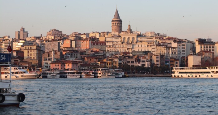 伊斯坦布尔在加拉塔波特为游轮停靠做好准备