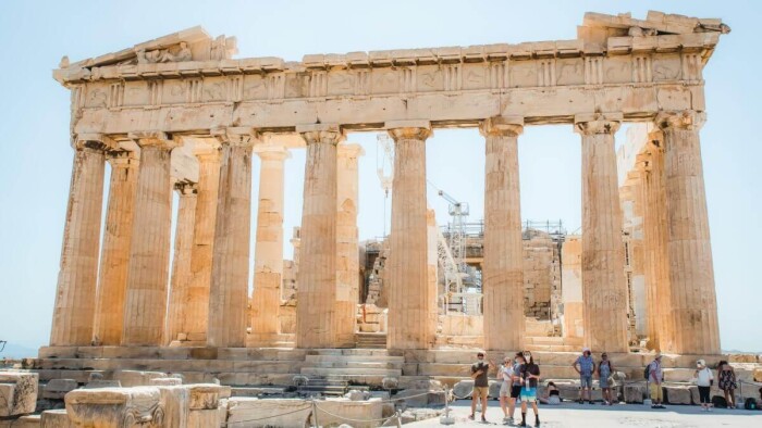 希腊仍然是欧洲人最喜欢的旅游目的地，尽管面临着与旅游相关的挑战