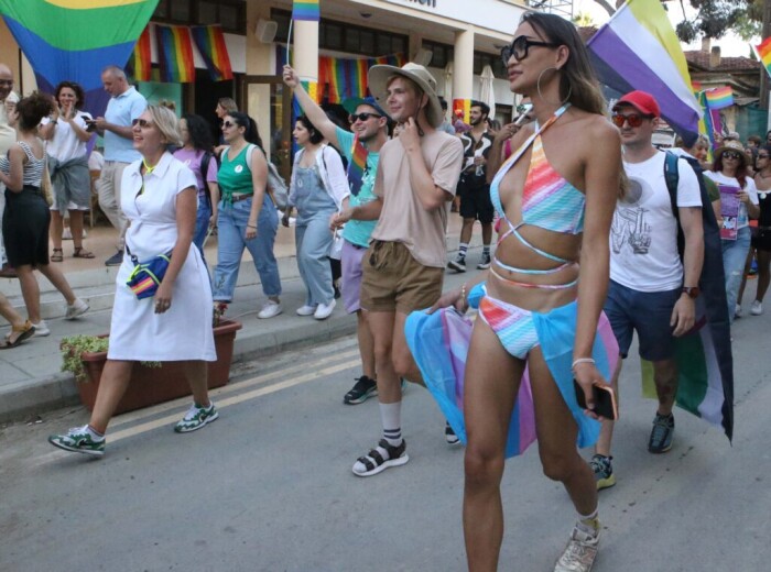 塞浦路斯LGBTQ+首次跨社区自豪游行中聚合在一起