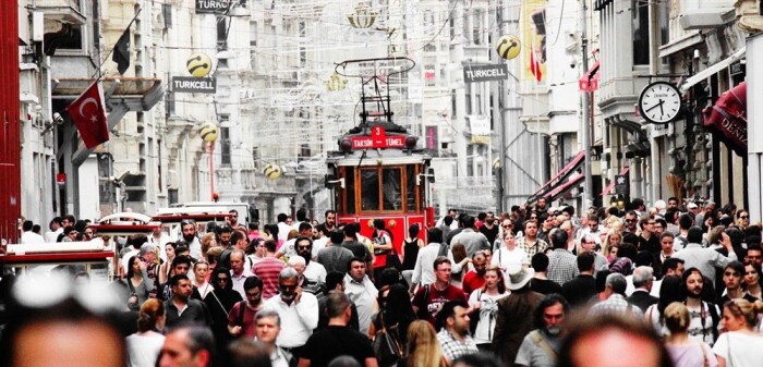 伊斯坦布尔游客熙熙攘攘，重现大流行前的日子