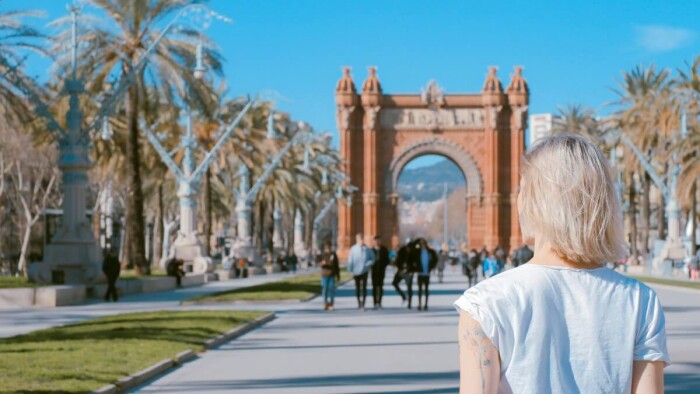 与2021同期相比，今年西班牙旅游业就业人数增加了391343人