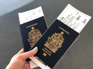 加拿大用新功能改变护照外观