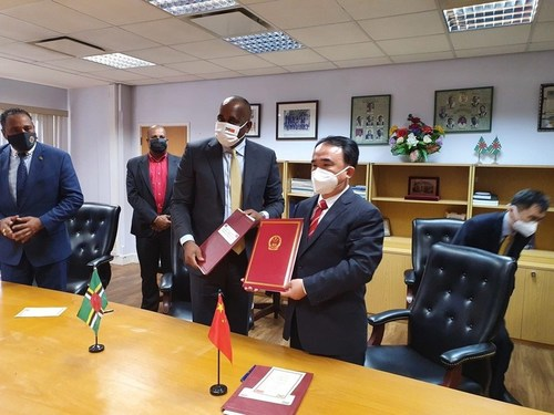 多米尼克国与中华人民共和国签署历史性的免签证协议